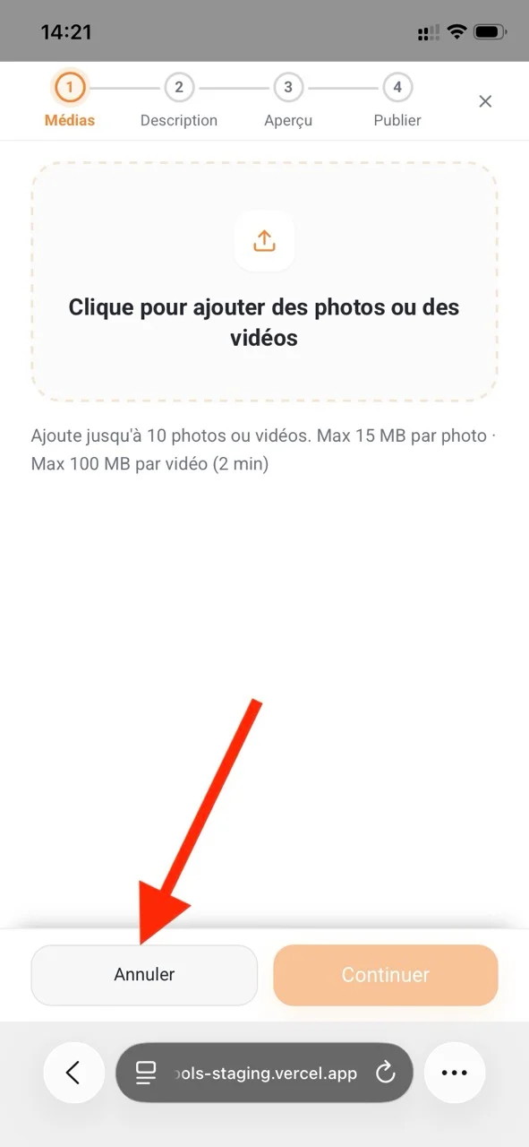 Écran d’ajout de photos ou de vidéos : une flèche indique le bouton Annuler en bas à gauche